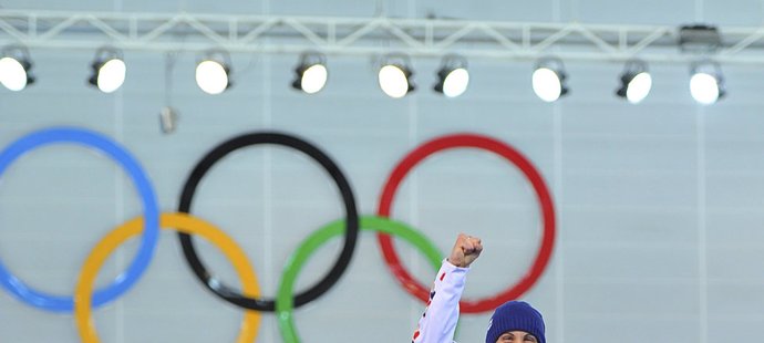 Zlatá radost rychlobruslařky Martiny Sáblíkové, olympijské víězky závodu na 5000 metrů
