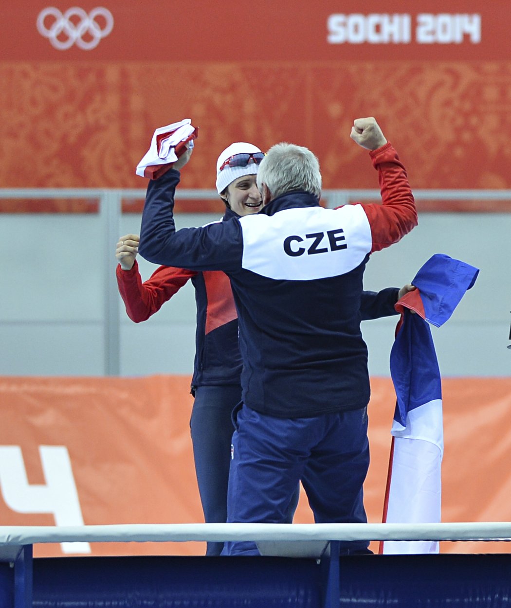 Je to tam! Martina Sáblíková se raduje s trenérem Petrem Novákem z druhé medaile na olympijských hrách v Soči