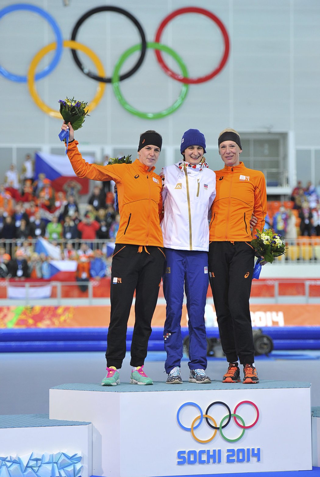 Trojice nejlepších ze závodu na 5000 metrů: druhá Ireen Wüstová, zlatá Martina Sáblíková a třetí Carien Kleibeukerová
