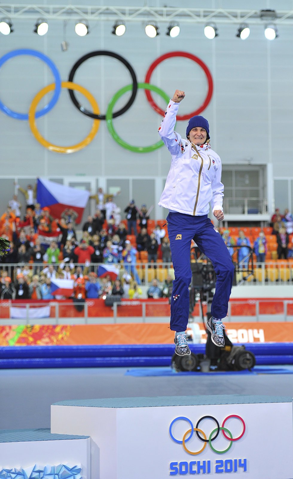 Zlatá radost rychlobruslařky Martiny Sáblíkové, olympijské víězky závodu na 5000 metrů