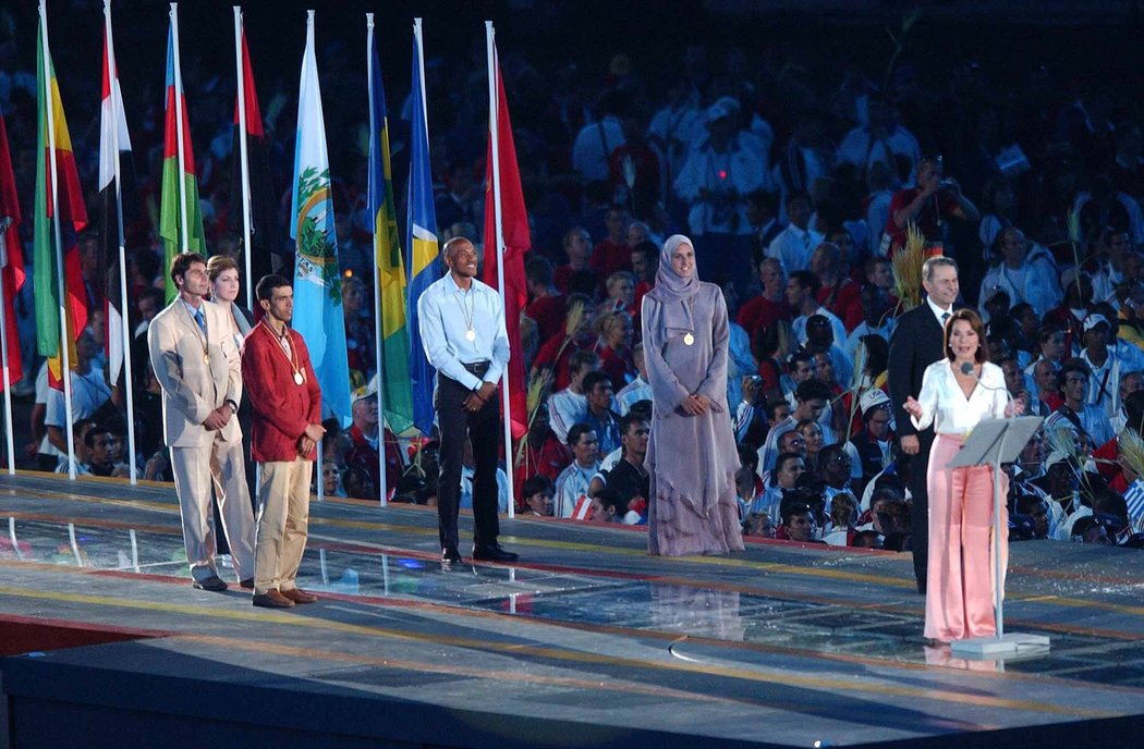 Jan Železný (úplně vlevo) na slavnostním zakončení olympijských her v Aténách v roce 2004. Český oštěpař zastupoval sportovce v Mezinárodním olympijském výboru. Jeho tehdejší prezident Jacques Rogge je druhý zprava.