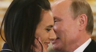 Putin utěšoval ruské atlety. Jste oběti, medaile z Ria budou bezcenné, řekl