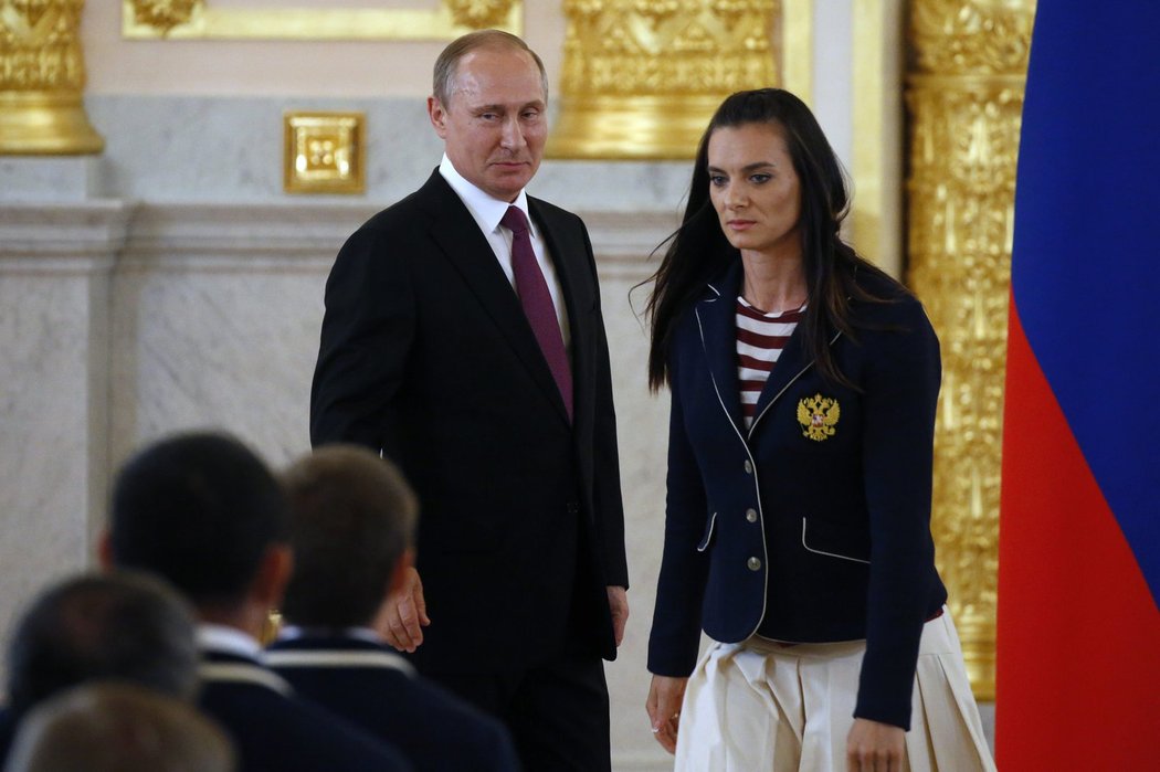 Vladimír Putin hájil ruské atlety, setkal se i s tyčkařkou Jelenou Isinbajevovou