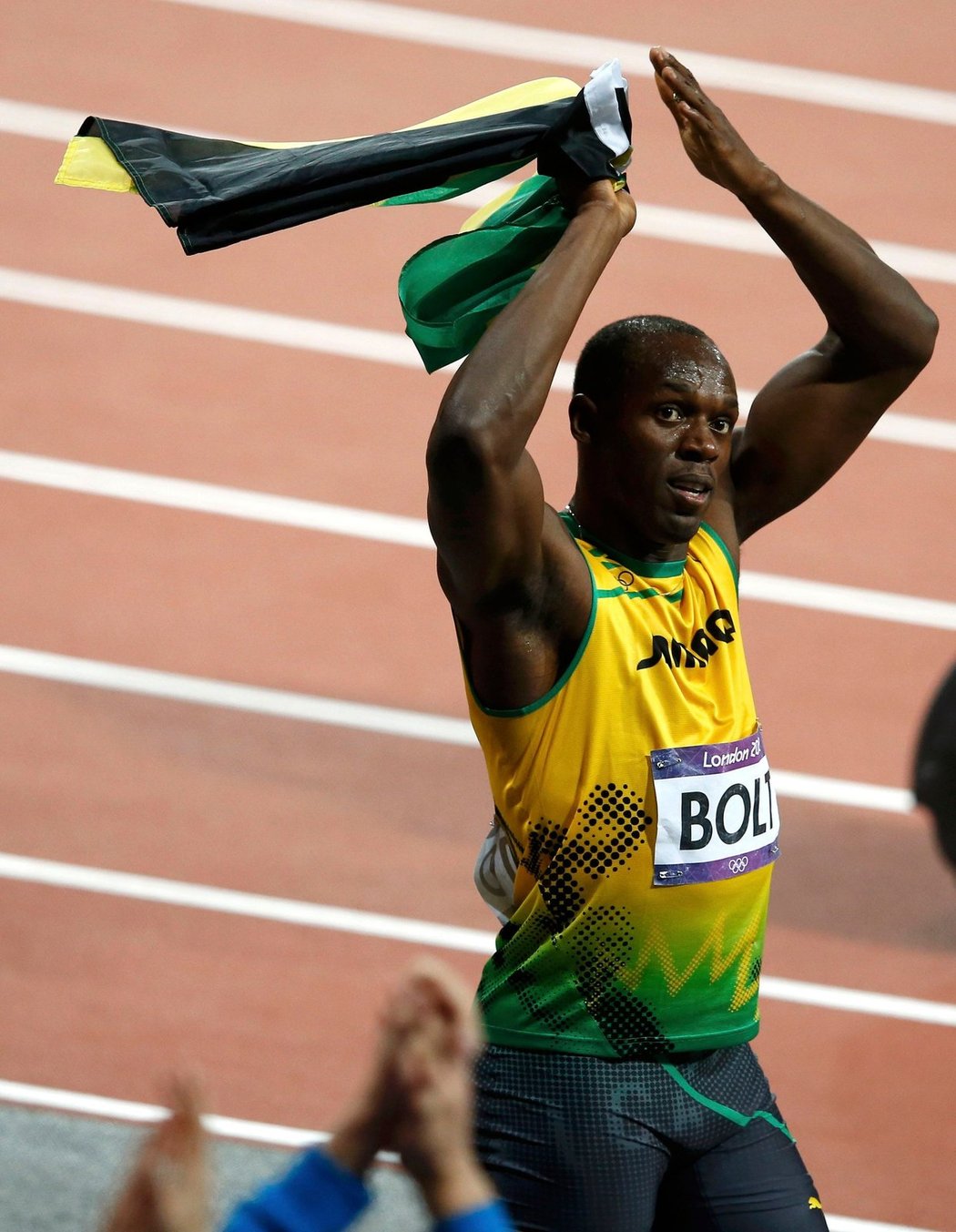 Jamajský sprinter Usain Bolt slaví vítězství z běhu na 100 m