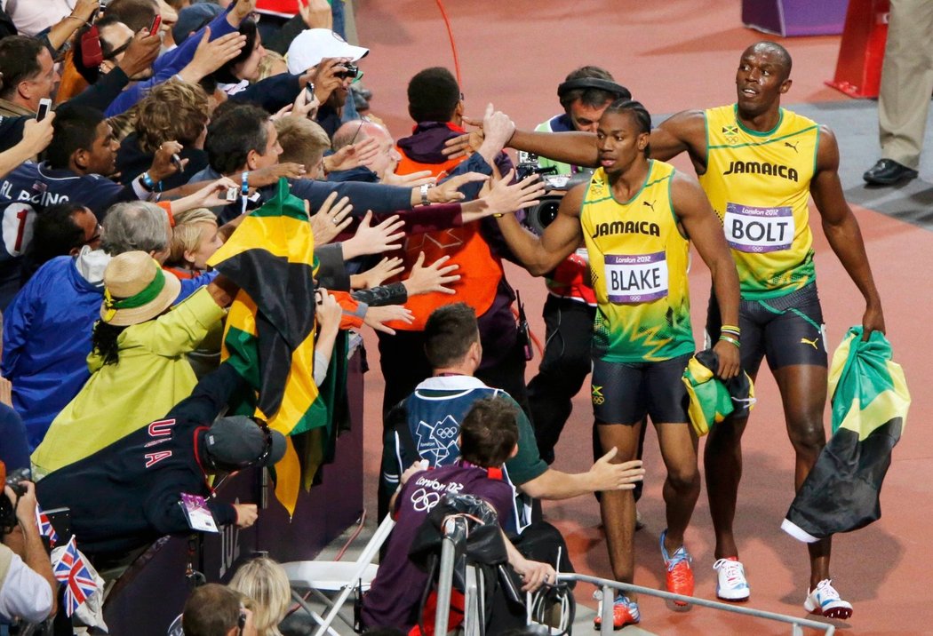 Jamajští sprinteři Blake a Bolt slaví s fanoušky