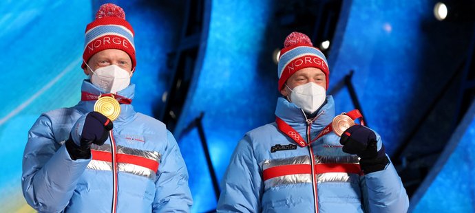 Norští biatlonoví bratři Tarjei Boe a Johannes Thingnes Boe