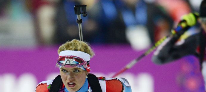 Gabriela Soukalová na trati olympijské stíhačky v biatlonu