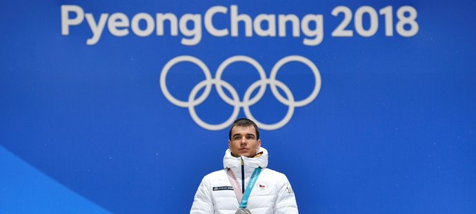Michal Krčmář převzal svou stříbrnou medaili za biatlonový sprint