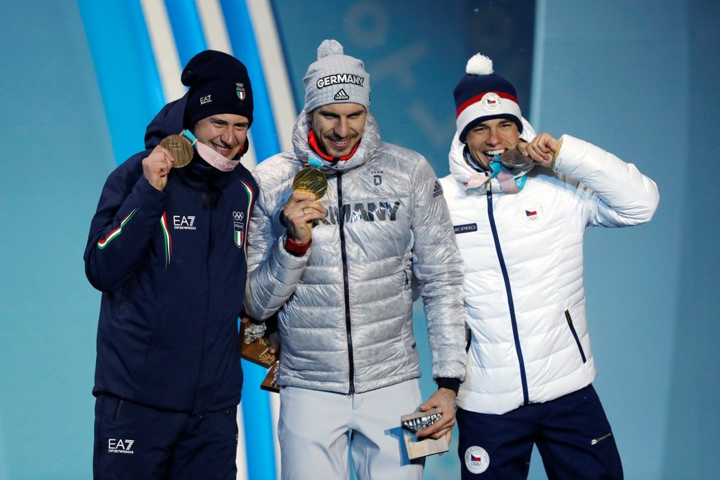 Michal Krčmář (vpravo) si vychutnává své olympijské stříbro