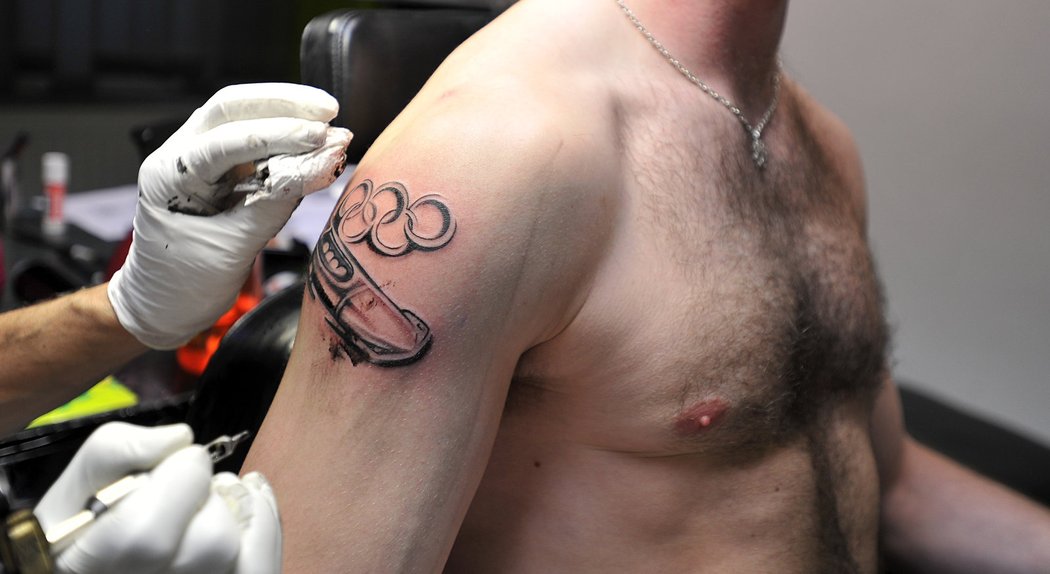 Tetování Michala Vacka, jednoho z členů posádky českého bobu
