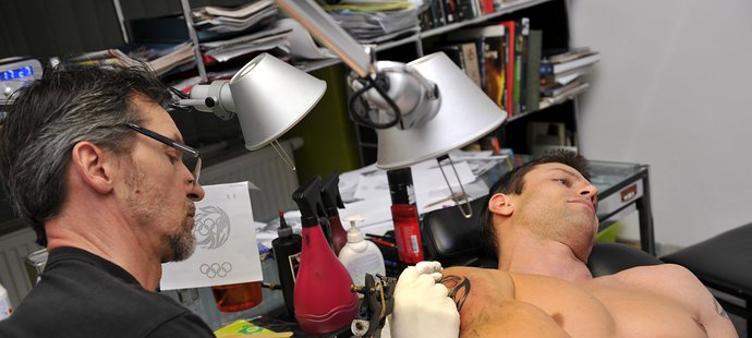 Pilot české bobové posádky Jan Vrba při tetování před odletem na olympiádu v Soči