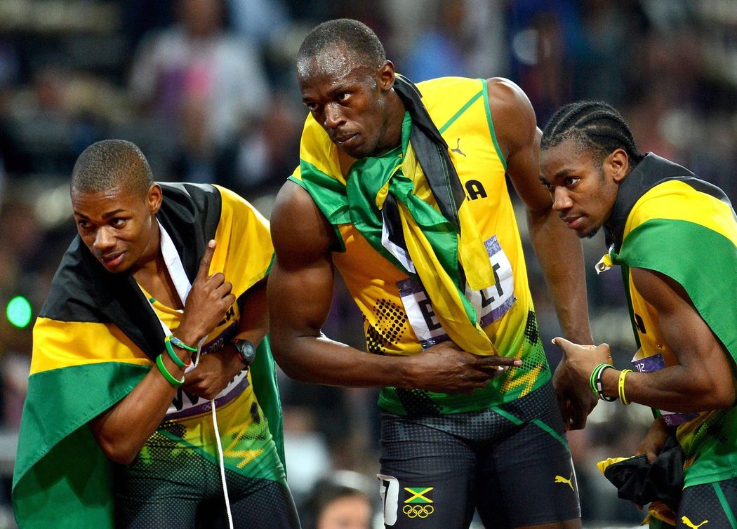 Jamajská nadvláda dokonána. Zleva bronzový Warren Weir, uprostřed vítěz Usain Bolt a vpravo stříbrný Yohan Blake