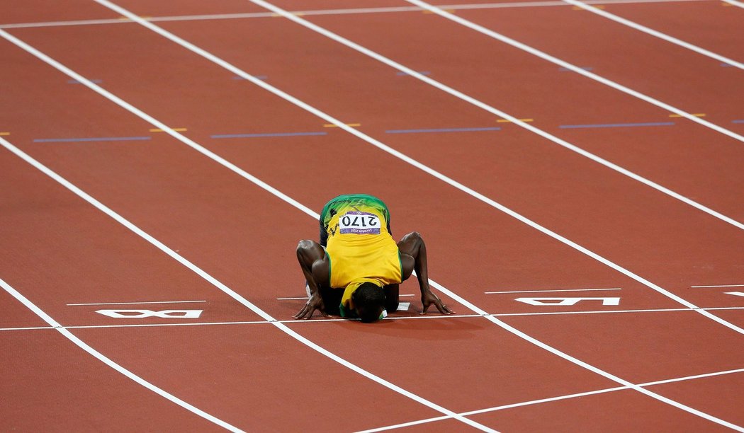 Tahle trať si zasloužila polibek, Bolt na ní obhájil obě individuální pekingská zlata