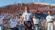 Česká oštěpařka Nikola Ogrodníková (uprostřed) se podílela na slavnostním zahájení Olympiády dětí a mládeže na fotbalovém Andrově stadionu v Olomouci
