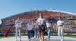 Česká oštěpařka Nikola Ogrodníková (uprostřed) se podílela na slavnostním zahájení Olympiády dětí a mládeže na fotbalovém Andrově stadionu v Olomouci