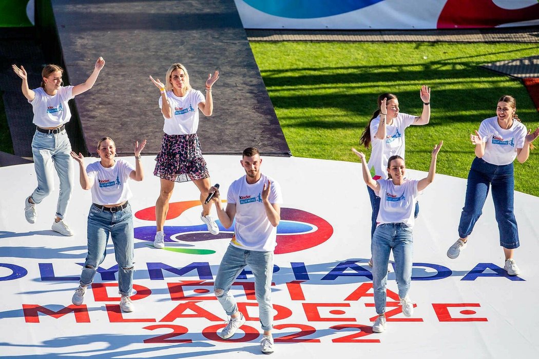 V rámci slavnostního zahájení Olympiády dětí a mládeže se představila v roli tanečnice i česká oštěpařka Nikola Ogrodníková