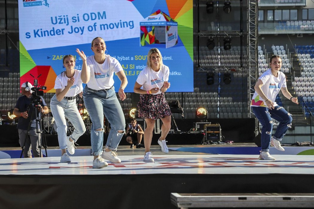 Oštěpařka Nikola Ogrodníková (uprostřed) tančí s dětmi při slavnostním zahájení Olympiády dětí a mládeže v Olomouci