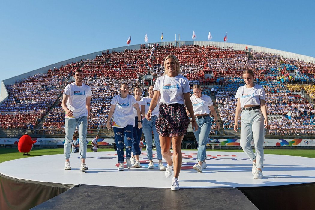 Česká oštěpařka Nikola Ogrodníková (uprostřed) se podílela na slavnostním zahájení Olympiády dětí a mládeže na fotbalovém Andrově stadionu v Olomouci