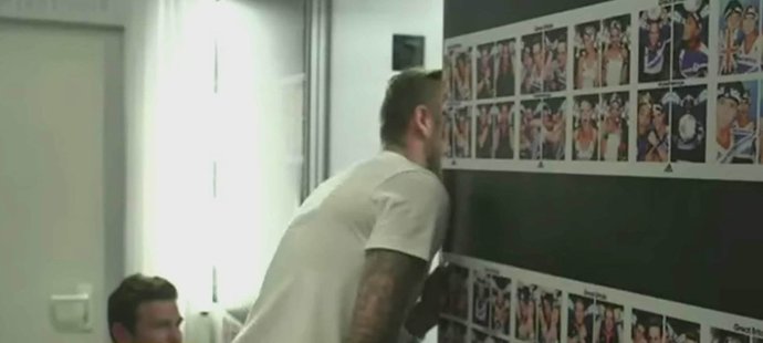 David Beckham se chystá vyskočit na fotící se fanoušky