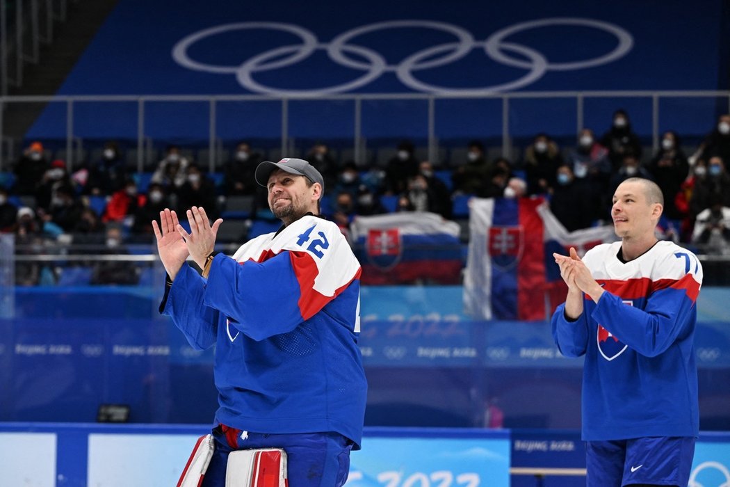 Branislav Konrád (vlevo) se raduje z bronzové medaile
