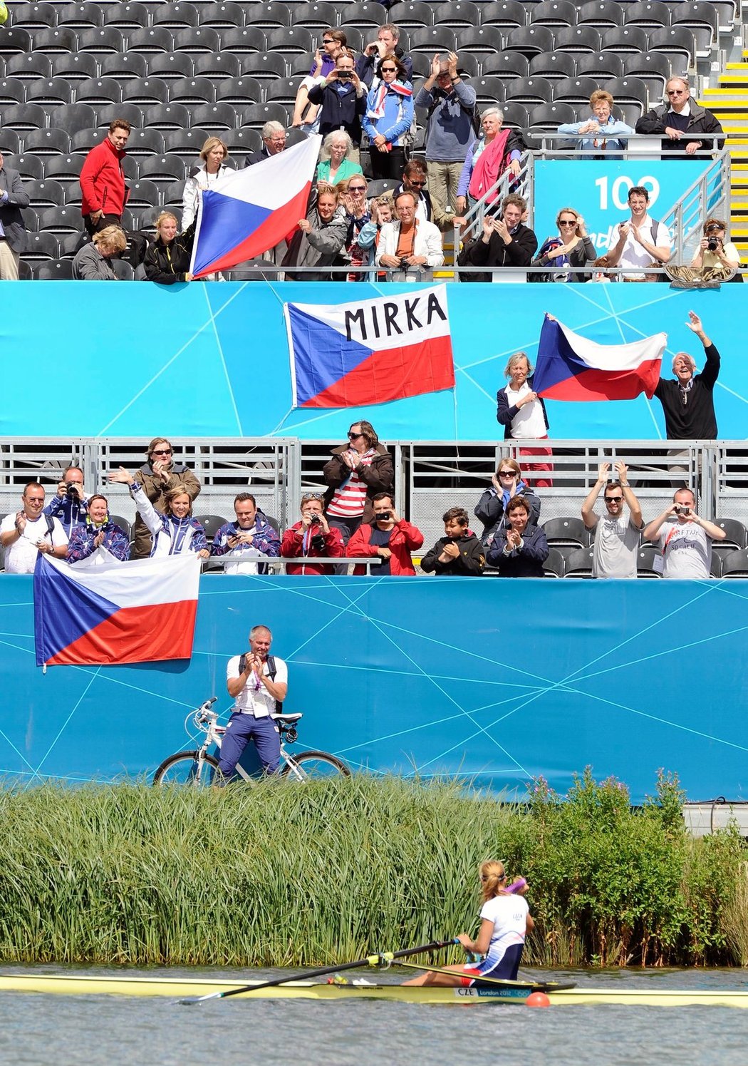 Vítězka se dělí o radost se svými fanoušky, pod nápisem Mirka je její otec