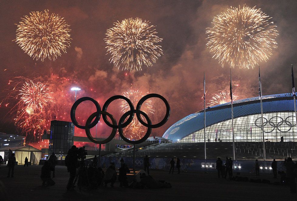 Olympijské kruhy a stadion při slavnostním zakončení olympijských her