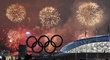 Olympijské kruhy a stadion při slavnostním zakončení olympijských her