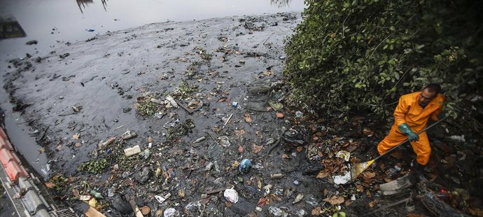 Ve vodě v Riu plavou odpadky, je tam prý cítit i benzín