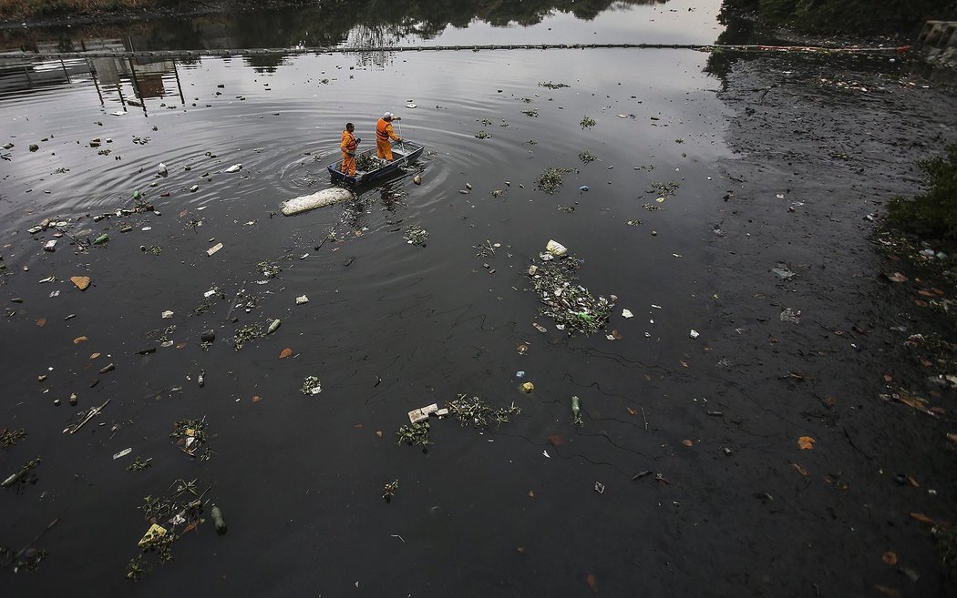 Voda v zálivu Guanabara není zrovna čistá