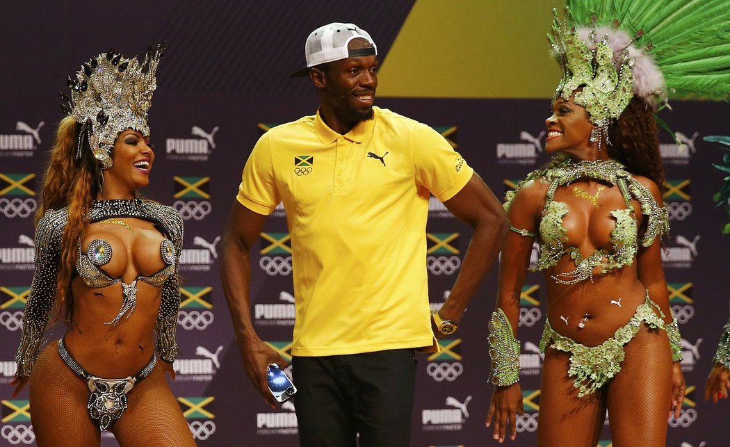 Usain Bolt si užívá společnosti krásných tanečnic samby