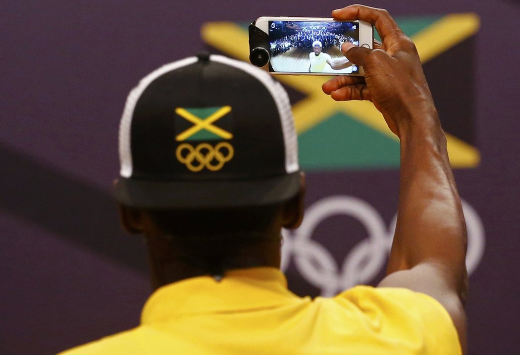 Usain Bolt si pořizuje selfie s plným sálem novinářů při své tiskové konferenci v Riu