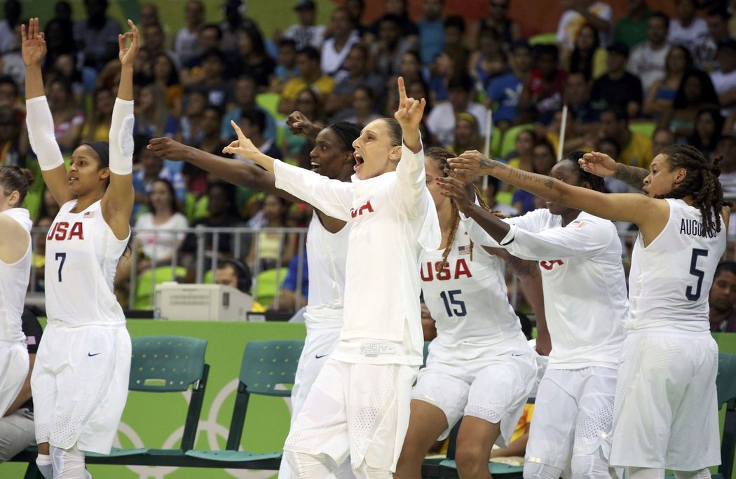 Americké basketbalistky se radují v průběhu úvodního duelu olympijského turnaje proti Senegalu