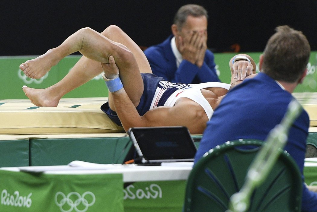 Jeden z rozhodčích v pozadí si zakrývá oči před hrozivým zraněním Francouze Samira Aita Saida