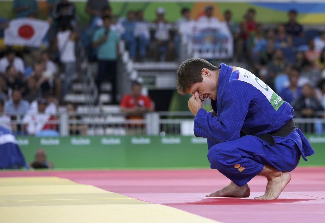 Český judista Pavel Petřikov smutní po osmifinálové porážce v olympijském turnaji