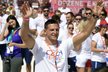 Lukáš Krpálek, zlatý medailista z Ria, děkuje fanouškům v olympijském parku na Lipně, kam zamířili čeští sportovci po návratu z Brazílie
