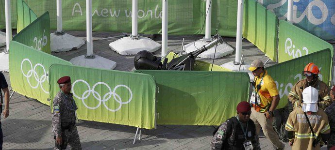 Speciální kamera, která se vznášela nad Olympijským parkem, spadla a zranila několik lidí