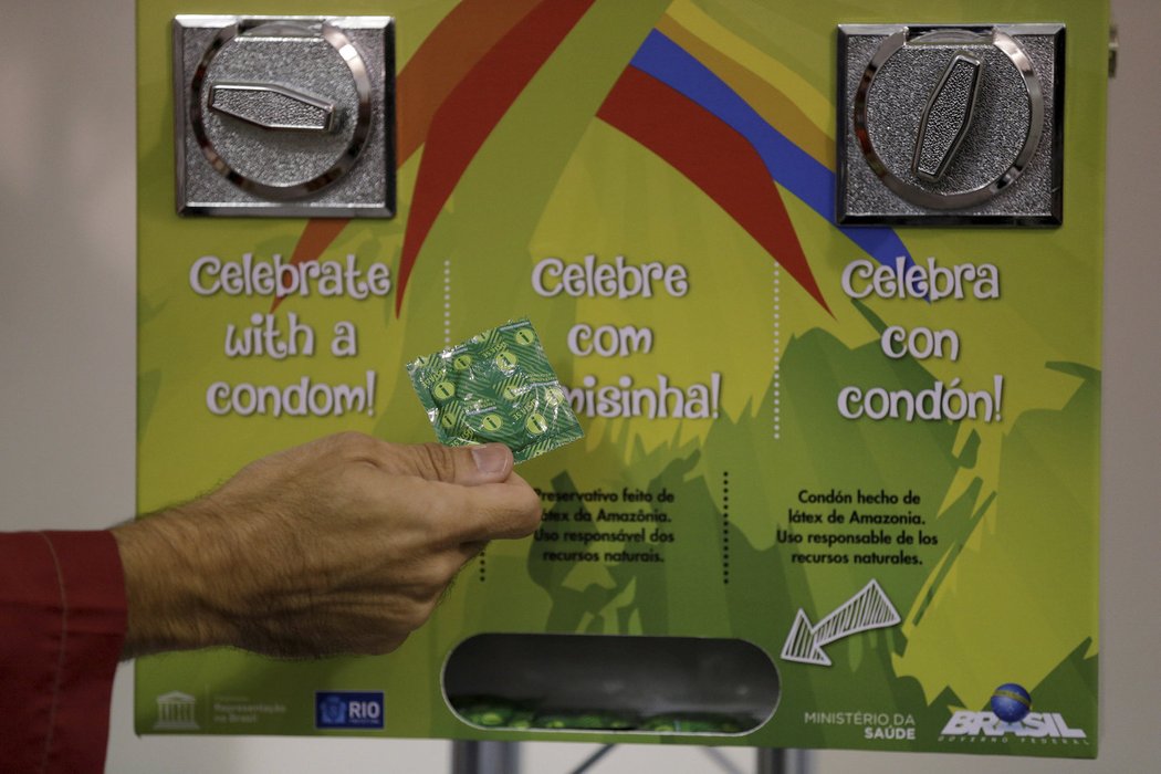 V olympijské vesnici nechybí ani automat na kondomy. Jsou přírodní z latexu z Amazonie.