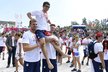 Ondřej Synek a Lukáš Krpálek nesou na ramenou dalšího olympijského medailistu Jiřího Prskavce