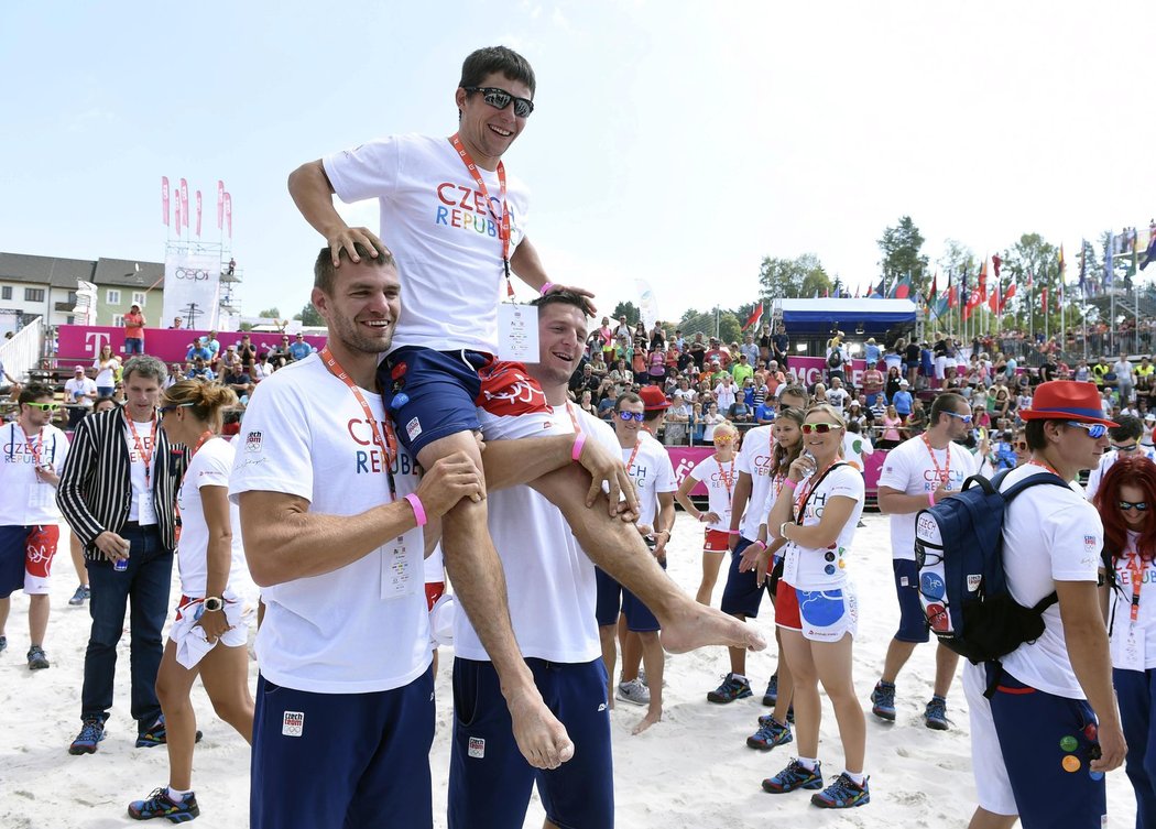 Ondřej Synek a Lukáš Krpálek nesou na ramenou dalšího olympijského medailistu Jiřího Prskavce