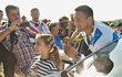Lukáš Krpálek pózuje se svou zlatou olympijskou medailí s fanoušky na Lipně