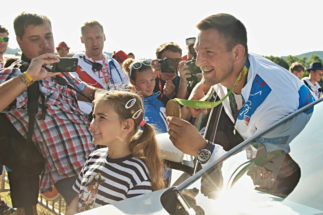 Lukáš Krpálek pózuje se svou zlatou olympijskou medailí s fanoušky na Lipně