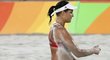 Barbora Hermannová zklamaně hází pískem po zkaženém míče v souboji se Španělkami