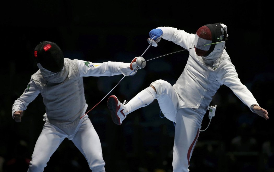 Souboj předkola fleretistů - Brazilec  Guilherme Toldo šermuje s Rene Pranzem (vpravo) z Rakouska