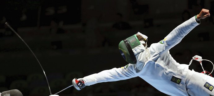 Brazilec Athos Schwantes zasahuje Jiřího Berana v prvním kole olympijského turnaje