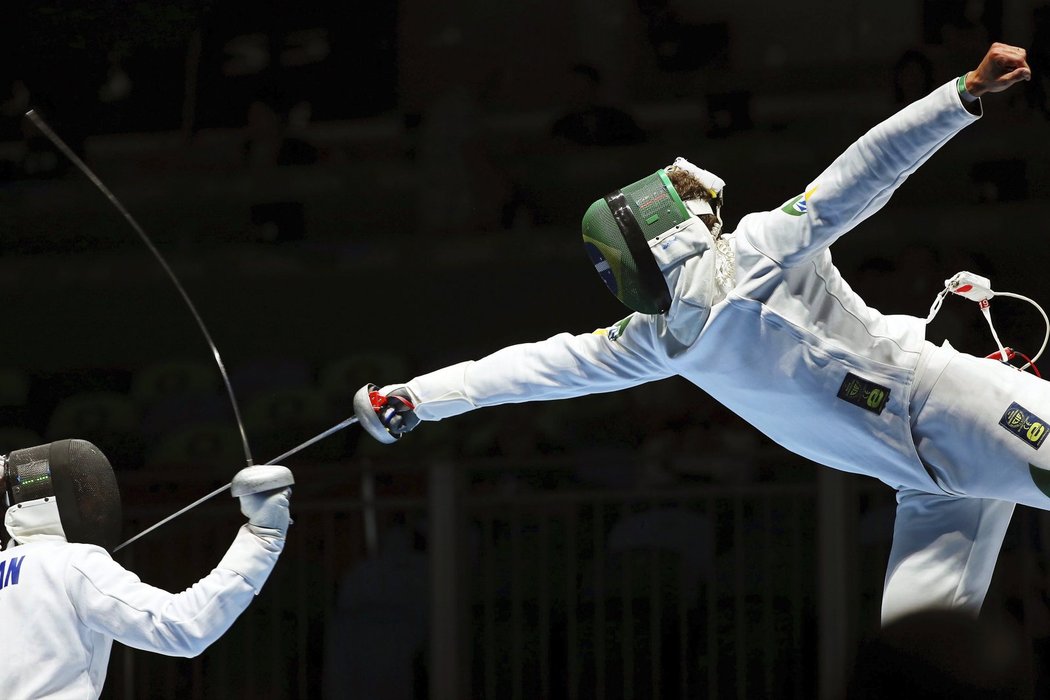 Brazilec Athos Schwantes zasahuje Jiřího Berana v prvním kole olympijského turnaje