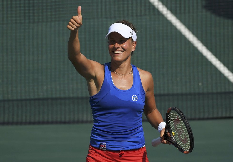 Barbora Strýcová se raduje z postupu do druhého kola olympijského turnaje.