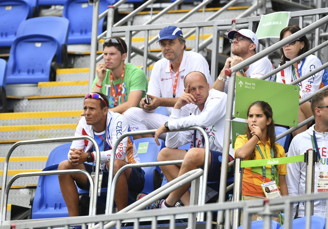 Kouč českých tenistů na olympiádě v Riu Petr Pála sleduje zápas Petry Kvitové