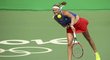 Petra Kvitová podává v osmifinále olympijského turnaje proti Jekatěrině Makarovové