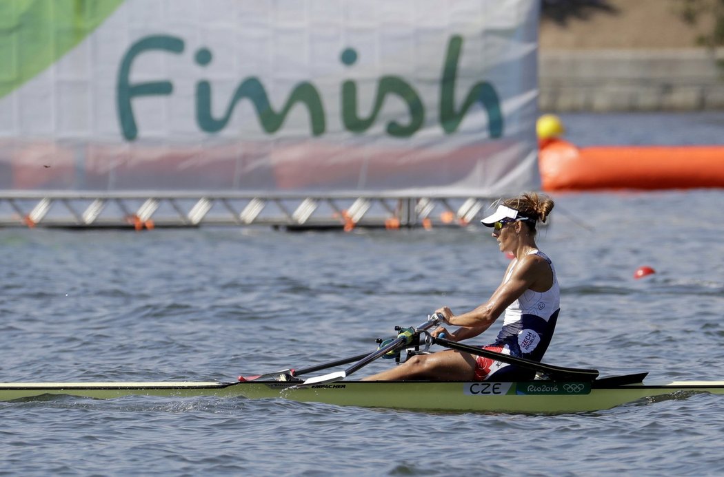 Miroslava Topinková Knapková ve své rozjížďce skifařek na olympiádě v Riu