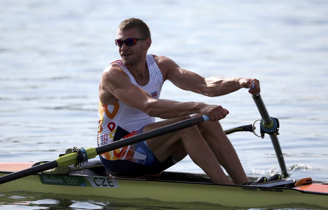 České veslaře v olympijské regatě trápily vlny, na snímku postupující Ondřej Synek